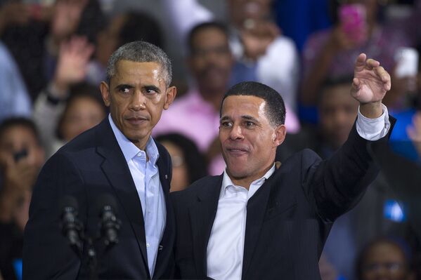 Президент США Барак Обама и кандидат в губернаторы Энтони Браун во время своего выступления в штате Мэриленд, 19 октября 2014