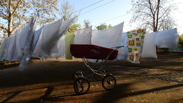 Прогулочная коляска на территории одного из домов ребенка в Крыму