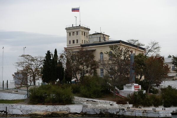 Одна из воинских частей в Севастопольской бухте и обелиск в честь эсминца Свободный на ее территории
