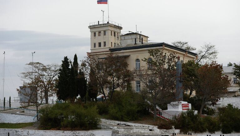 Одна из воинских частей в Севастопольской бухте и обелиск в честь эсминца Свободный на ее территории