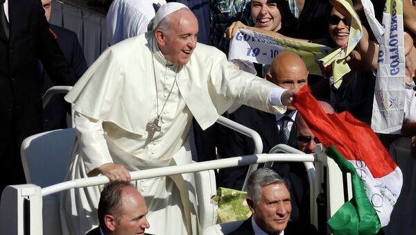 Папа римский Франциск с флагом Италии. Архивное фото