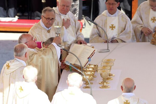 Папа римский Франциск во время богослужения в Ватикане