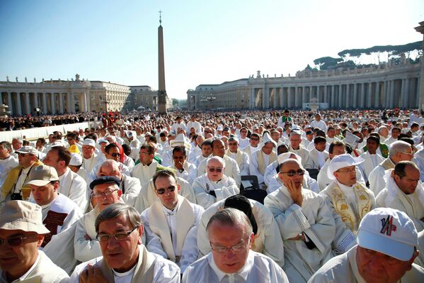 Священнослужители на площади Святого Петра в Ватикане