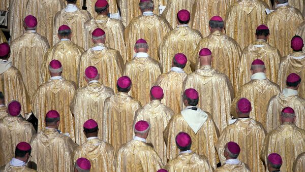Католические епископы во время богослужения в Ватикане