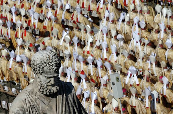 Католические кардиналы и епископы на площади Святого Петра в Ватикане