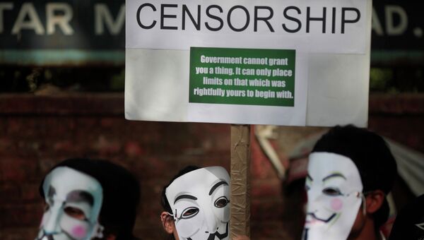 Члены хакерской группировки Anonymous India в масках Гая Фокса протестуют против попыток цензуры в интернете