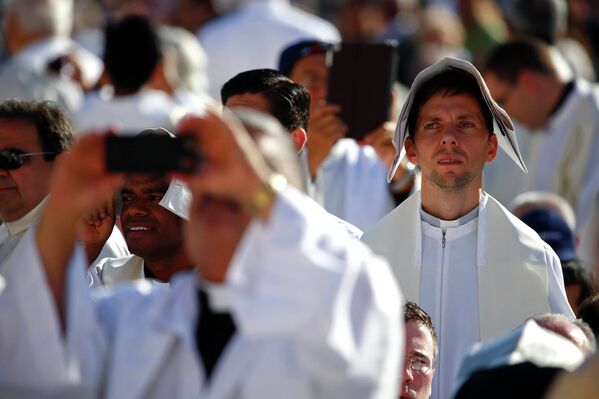 Католические священнослужители во время богослужения в Ватикане