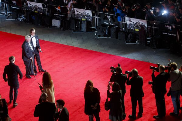 Питер Комфорт и американский актёр и продюсер Брэд Питт на закрытии Лондонского кинофестиваля, 19 октября 2014
