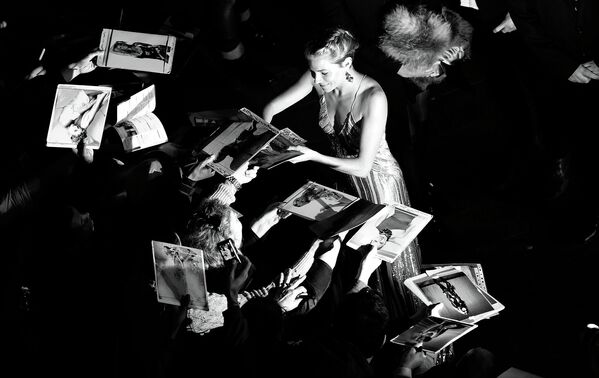 Английская актриса и фотомодель Сиенна Миллер во время Лондонского кинофестиваля, 16 октября 2014