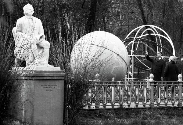 Памятник М.В. Ломоносову и глобус на Астрономической площадке Московского планетария