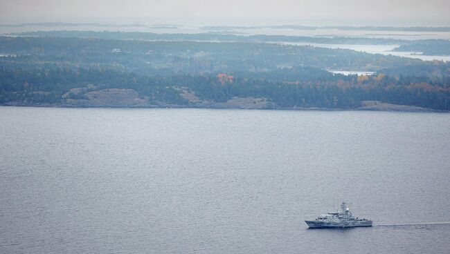 Шведский минный тральщик HMS KULLEN в водах Стокгольмского архипелага 19 октября 2014 года