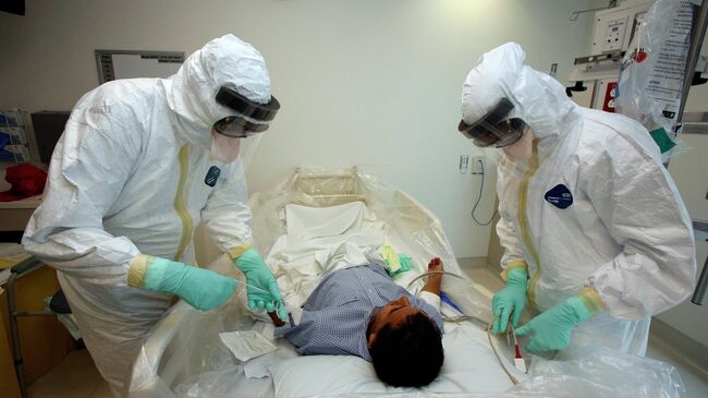 Обучение врачей работе с больными вирусом Эбола. Архивное фото Обучение врачей работе с больными вирусом Эбола. Архивное фото