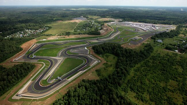 Вид на гоночную трассу Moscow Raceway неподалеку от деревни Федюково Волоколамского района