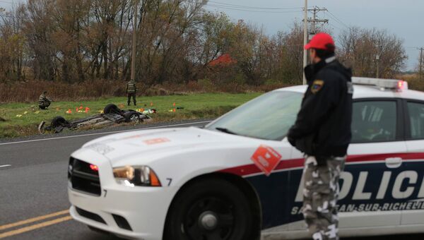 Автомобиль мужчины (на заднем плане), сбившего двух военнослужащих в канадском городе Сэн-Жан-сюр-Ришелье
