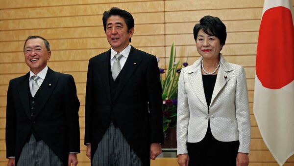 Премьер-министр Японии Синдзо Абэ с новыми министрами Ёити Миядзава и Ёко Камикава