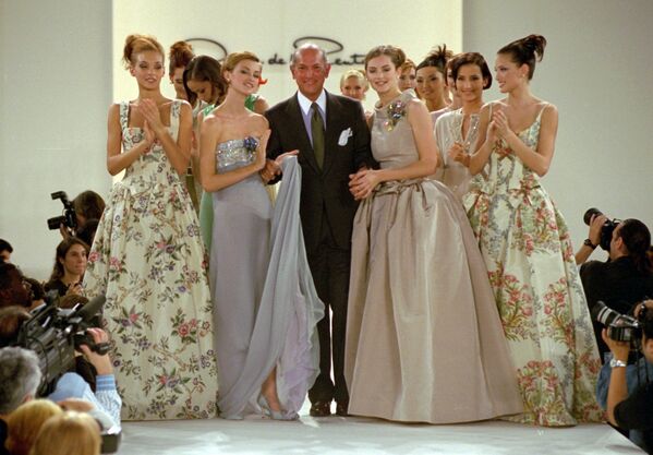 Американский модельер Оскар де ла Рента во время показа коллекции, 1995 год, Нью-Йорк