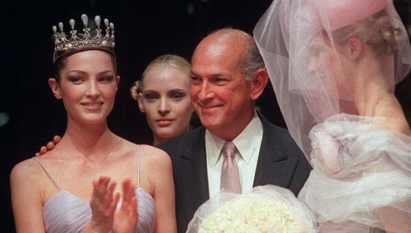 Американский модельер Оскар де ла Рента с моделями во время показа Pierre Balmain. Париж, 1997 год