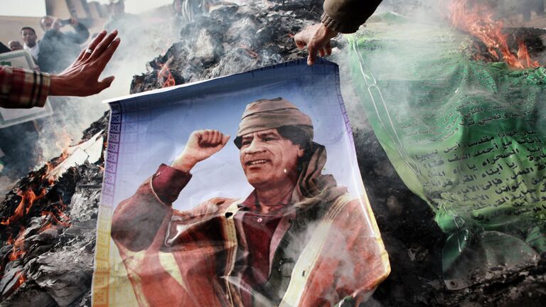 Жители Бенгази сжигают портреты Муаммара Каддафи