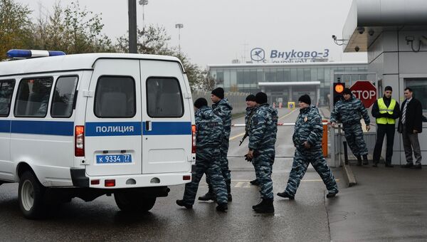 Сотрудники правоохранительных органов в аэропорту Внуково, недалеко от места крушения легкомоторного самолета Falcon