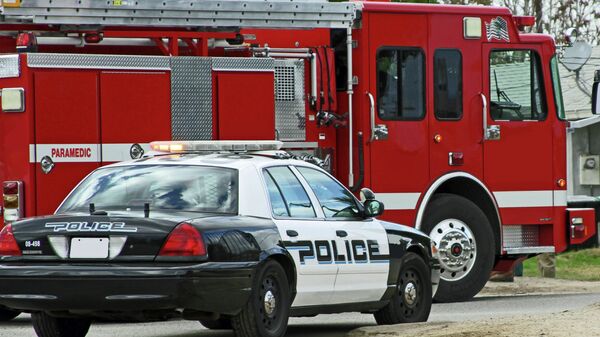 Автомобиль полиции и пожарная машина на вызове в США, Архивное фото