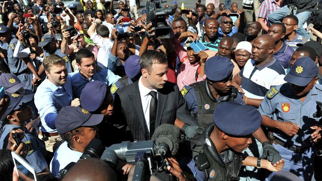 Южноафриканский легкоатлет-ампутант Оскар Писториус возле здания суда Южноафриканский легкоатлет-ампутант Оскар Писториус возле здания суда