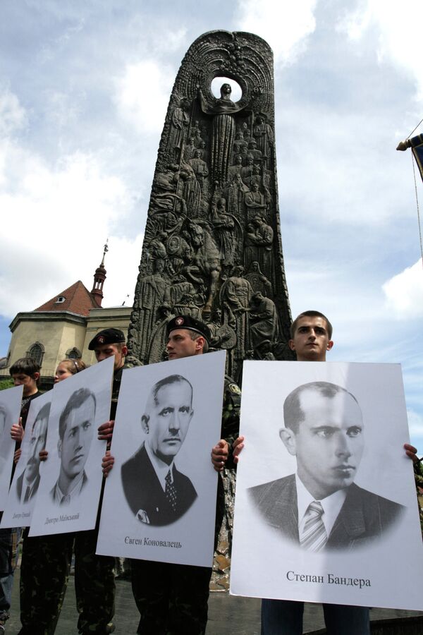 Молодежь с портретами видных деятелей УПА у памятника Степану Бандере в центре Львова