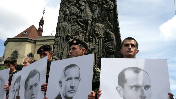 Молодежь с портретами видных деятелей УПА у памятника Степану Бандере в центре Львова