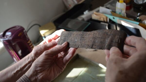 Берестяная грамота XI века, найденная археологами в Новгороде летом 2014 года