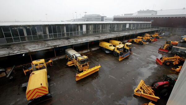 Снегоуборочная техника в аэропорту Внуково. Архивное фото