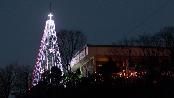Оформленная рождественскими фонарями металлическая вышка на холме у границы с КНДР