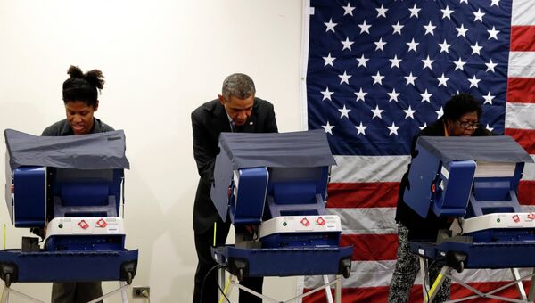 Президент США Барак Обама во время голосования на промежуточных выборах в Чикаго