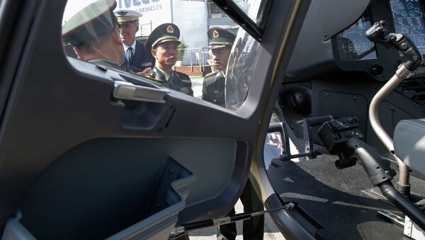 Китайские военные рассматривают военный вертолет компании Airbus на выставке Евросатори в пригороде Парижа