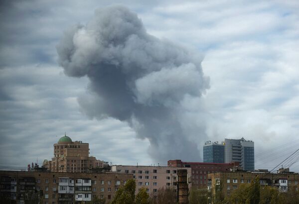 Дым над городом после обстрела Донецка