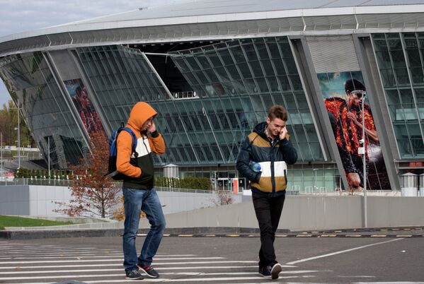 Люди проходят мимо стадиона Донбасс Арена, после обстрела в городе Донецке