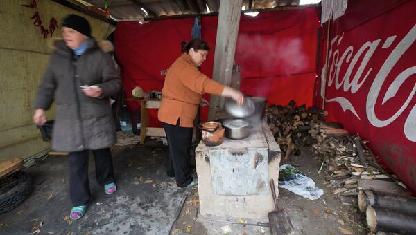 Женщины готовят еду на походной кухне, после обстрела села Спартак и Донецка. Архивное фото