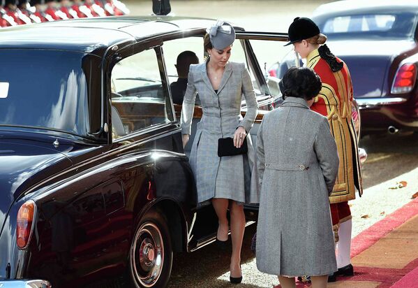 Герцогиня Кембриджская Кейт Миддлтон на церемонии встречи президента Сингапура Тони Тана и его супруги, прибывших в Великобританию с официальным визитом. 21 октября 2014