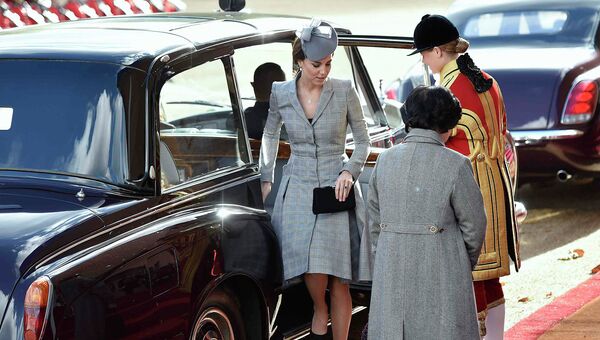 Герцогиня Кембриджская Кейт Миддлтон на церемонии встречи президента Сингапура Тони Тана и его супруги, прибывших в Великобританию с официальным визитом. 21 октября 2014