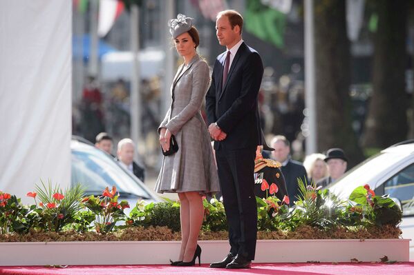 Герцогиня Кембриджская Кейт Миддлтон и Принц Уильям, герцог Кембриджский на церемонии встречи президента Сингапура Тони Тана и его супруги, прибывших в Великобританию с официальным визитом. 21 октября 2014
