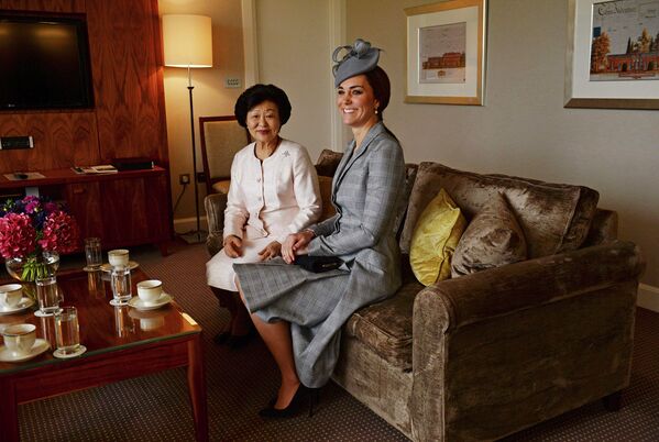 Герцогиня Кембриджская Кейт Миддлтон и супруга президента Сингапура Мэри Чи на церемонии встречи. 21 октября 2014