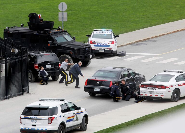 Полиция возле здания парламента Канады в Оттаве 22 октября 2014