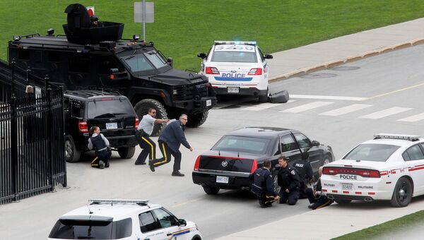 Полиция возле здания парламента Канады в Оттаве 22 октября 2014