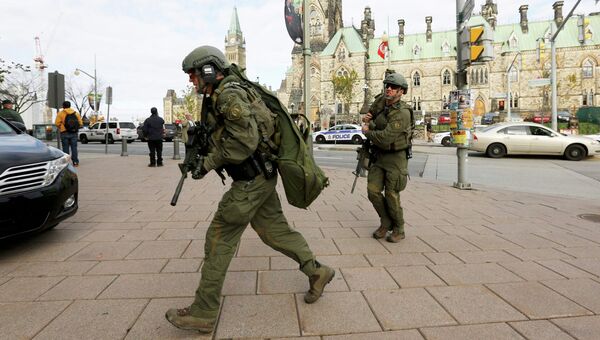 Вооруженные военные возле здания парламента Канады в Оттаве 22 октября 2014