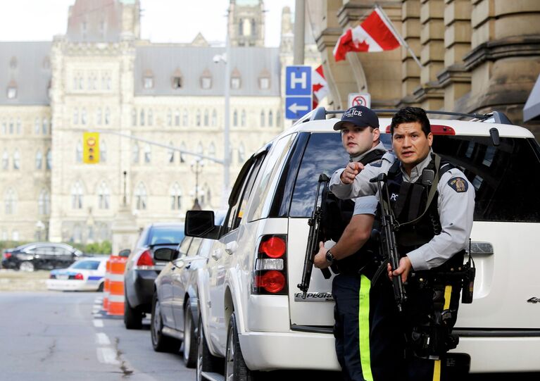 Полицейское оцепление возле здания парламента Канады в Оттаве 22 октября 2014