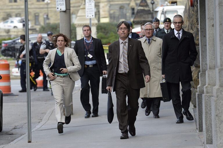 Служащие покидают здание парламента Канады во время стрельбы, Оттава 22 октября 2014