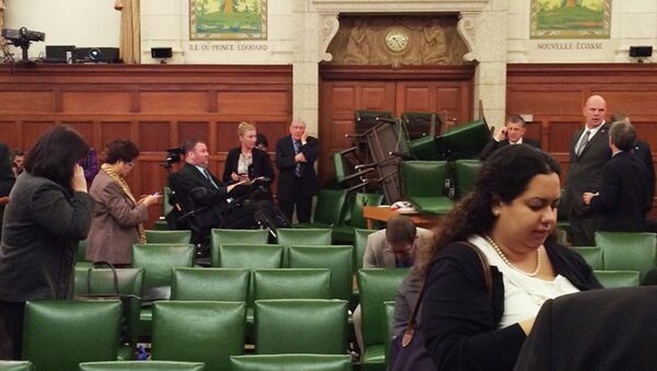 Баррикада в зале собраний канадского парламента