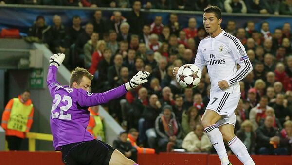 Криштиану Роналду забивает гол в матче Ливерпуль - Реал в Лиге чемпионов, 22 октября 2014