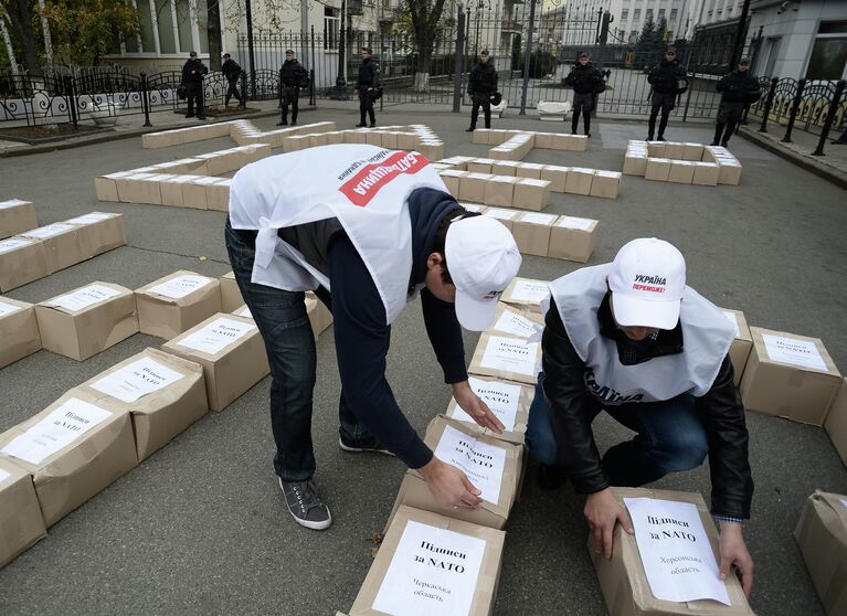 Партия Батькивщина представила 3 миллиона подписей за проведение референдума о вступлении Украины в НАТО