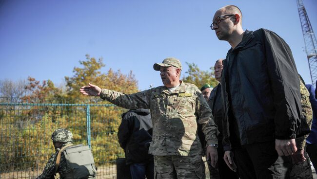 Премьер-министр Украины Арсений Яценюк осматривает участок границы с Россией недалеко от Харькова. Архивное фото