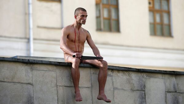 Скандальный петербургский художник Петр Павленский провел очередную акцию, отрезав себе мочку уха.