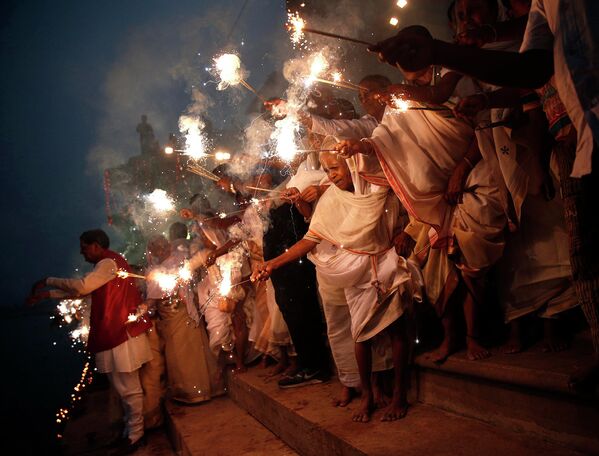 Вдовы зажигают бенгальские огни во время праздненств Дивали. Уттар-Прадеш, Индия